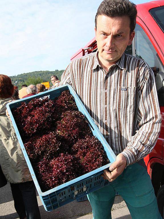 S až nečekaným zájmem Brňanů se v neděli setkaly první Bystrcké farmářské trhy.