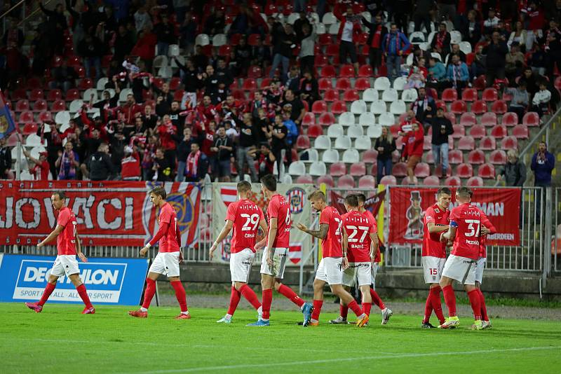 Brněnští fotbalisté (v červeném) remizovali s Varnsdorfem 2:2.