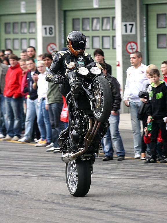 Milovníci rychlých aut i motorek měli tuto sobotu svátek. Masarykův okruh v Brně totiž zahajoval letošní sezónu tradičním Dnem otevřené dráhy. Automotodrom při té příležitosti navštívily tisíce lidí. 