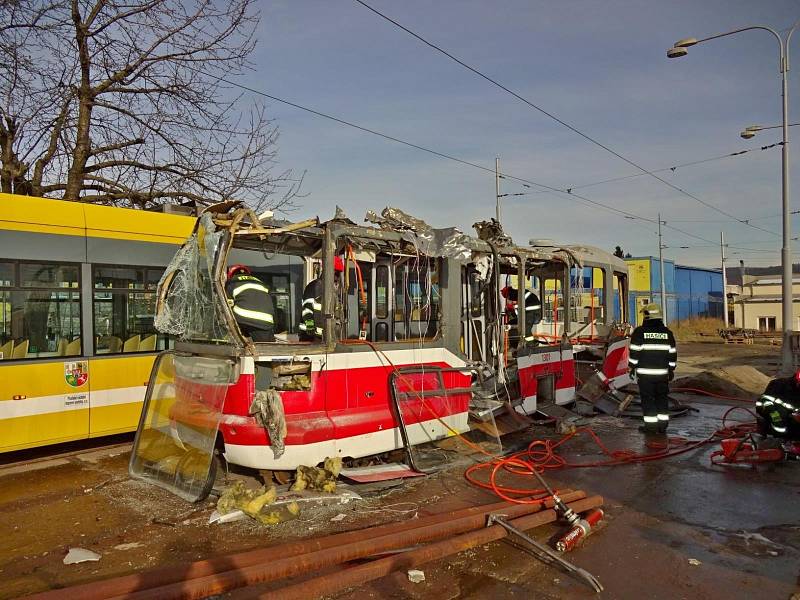 Brněnští hasiči nacvičovali vytvoření přístupové a záchranné cesty, dělení karoserie vozu nebo volbu vhodných technických prostředků k vyprošťování.