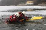 Jak zachránit lidi, kteří se proboří pod led, cvičili minulý týden hasiči na Brněnské přehradě. Čtyřdenního výcviku se účastnilo přes sto jihomoravských profesionálních i dobrovolných hasičů včetně členů brněnské Vodní záchranné služby.