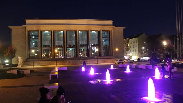 Na znamení boje proti rakovině prsu se fontána před Janáčkovým divadlem ve středu zbarvila dorůžova.