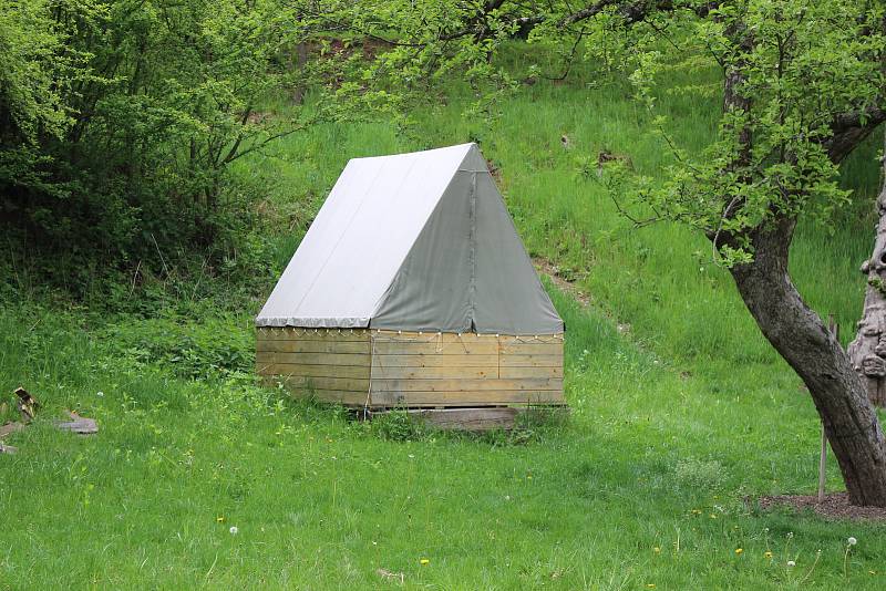 Na Kaprálův mlýn jezdí i řada návštěvníků ze zahraničí. Proto zde prezentují český skautský vynález - podsadový stan.