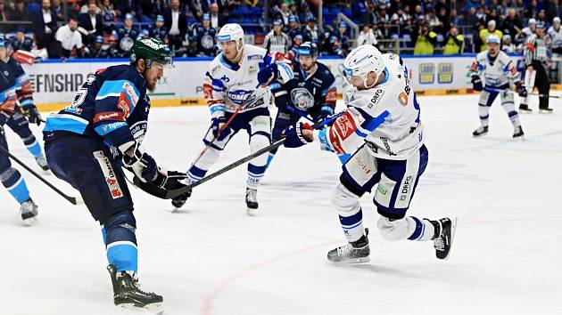 Brněnští hokejisté (v bílém) třemi využitými přesilovými hrami zdeptali Liberec a zvítězili 3:0.