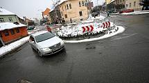 RONDO. Účelem přestavby objezdu je větší bezpečnost chodců. Zjednodušit má i průjezd nákladním autům a autobusům.