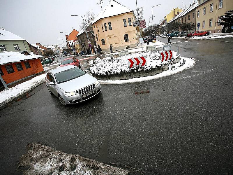 RONDO. Účelem přestavby objezdu je větší bezpečnost chodců. Zjednodušit má i průjezd nákladním autům a autobusům.