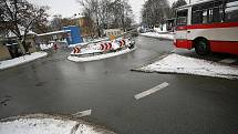 RONDO. Účelem přestavby objezdu je větší bezpečnost chodců. Zjednodušit má i průjezd nákladním autům a autobusům.