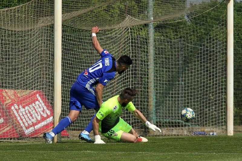 Fotbalisté Zbrojovky Brno (v červeném) prohráli oba přípravné duely na hřišti prvoligové Olomouce. Foto: Petr Nečas