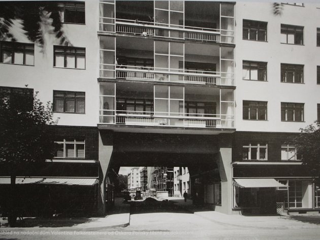 Dům Falkensteinerovy nadace na Moravském náměstí číslo 14 s informacemi o jeho historii.