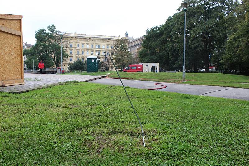 Na Moravském náměstí začaly opravy díry po propadlých fontánách. Po Německém domě zbyly dráty, které trčí ze země. Nechali je tam organizátoři festivalu.