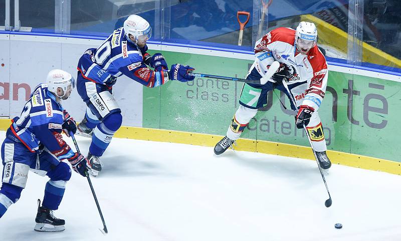 Hokejové utkání Tipsport extraligy v ledním hokeji mezi HC Dynamo Pardubice (v bíločerveném) a HC Kometa Brno (v modrém) v pardudubické enterie areně.