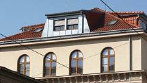 Dům s číslem třiačtyřicet v Hybešově ulici se do paměti Brňanů vryl jako židovská škola. Původně sloužil k pohodlnému bydlení továrníka.