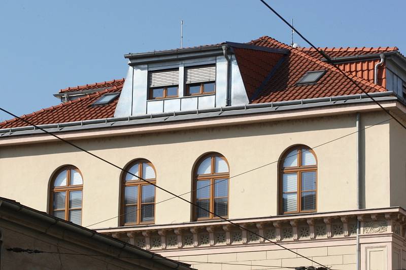 Dům s číslem třiačtyřicet v Hybešově ulici se do paměti Brňanů vryl jako židovská škola. Původně sloužil k pohodlnému bydlení továrníka.