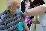 Pilotní místní očkování vakcínou proti Covid-19 v Těšanech na Brněnsku. Pro první dávku si přišli starší osmdesáti let do zdravotního střediska v obci, 20.ledna 2021.