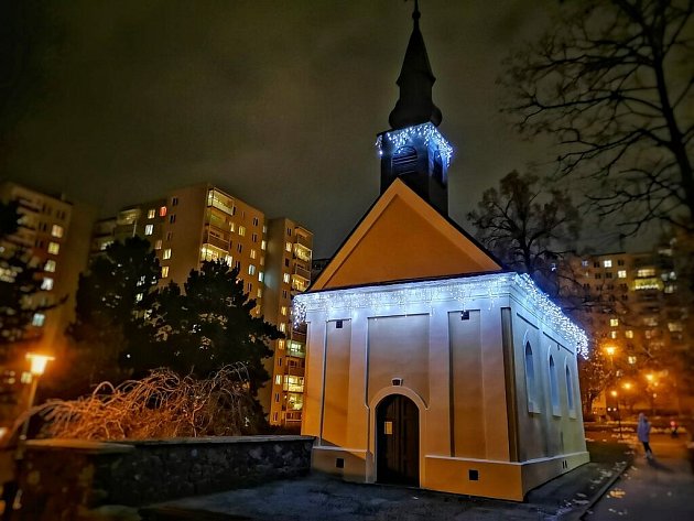 Vánoční atmosféra sálá z městské kaple svatého Cyrila a Metoděje. Její věž i střechu zdobí světelné rampouchy imitující tání.