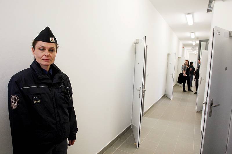 Do speciální budovy se nedostanou všichni mladí vězni. Nejsou tam recidivisté, ale jen vězni, kteří jsou trestaní poprvé. V České republice jde o unikát. 
