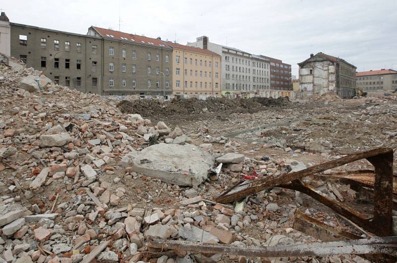 Sto tisíc tun sutin. Přibližně tolik váží rozbourané zbytky bývalé továrny Vlněna. Dělníci pomocí těžké techniky rozebírají poslední budovy, které v areálu stojí.