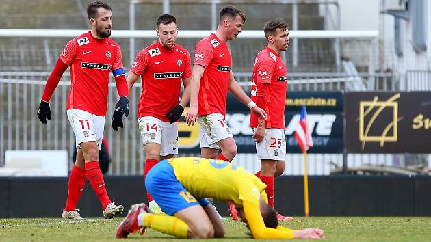 V generálce na jarní start druhé ligy brněnští fotbalisté (v červeném) zdolali Opavu 3:1.