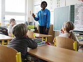 Zahraniční lektoři mají v brněnských školách představovat rozdíly mezi kulturami, přibližovat jejich jazyky a zvyky. Některým rodičům to ale vadí. 