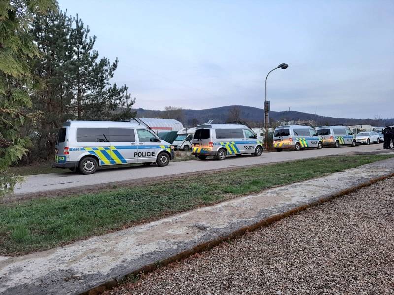 V brněnském Jundrově a okolí pátrají policisté i s pomocí záchranářů po patnáctiletém chlapci.