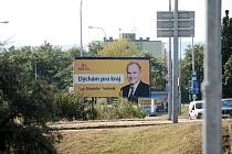 Billboardy politických stran v Brně.