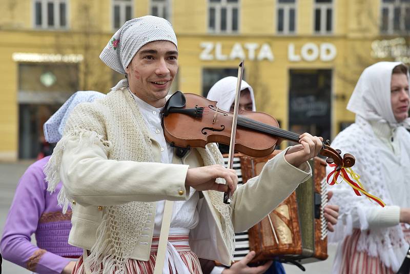 Brněnský fašank na náměstí Svobody.