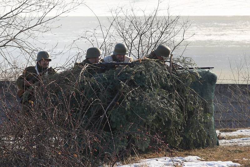 Německé jednotky v sobotu odrazily útok Rudé armády v Army parku u Ořechova. Zimní bitvu z východní fronty roku 1944 jim tam sehrálo přes sto účastníků v dobových uniformách s autentickou výstrojí. 