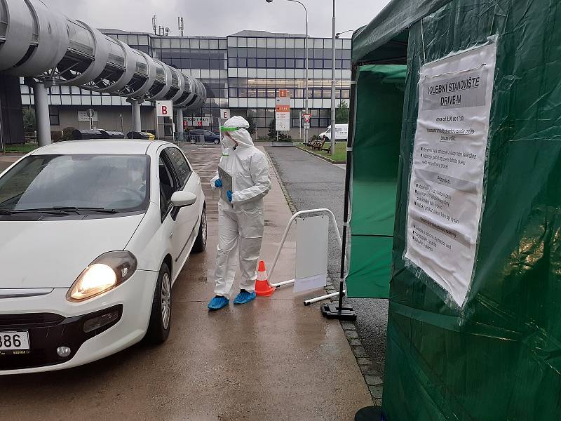 Někteří Brňané v karanténě už hlasovali ve sněmovních volbách z auta na takzvaném drive-in stanovišti na brněnském výstavišti.