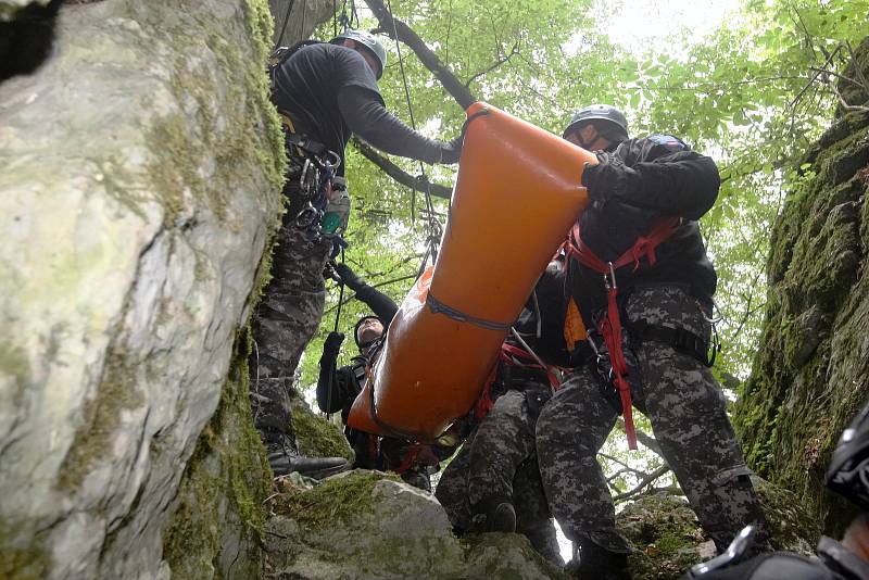 Cvičení Městské policie Brno v Rudickém propadání na Blanensku.