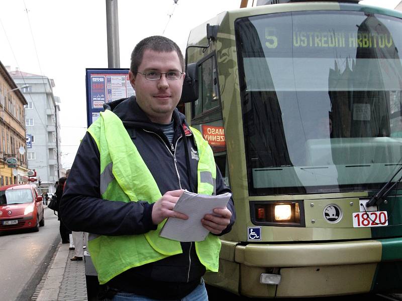 Redaktor Brněnského deníku Rovnost Petr Jeřábek si vyzkoušel roli dopravního dispečera.