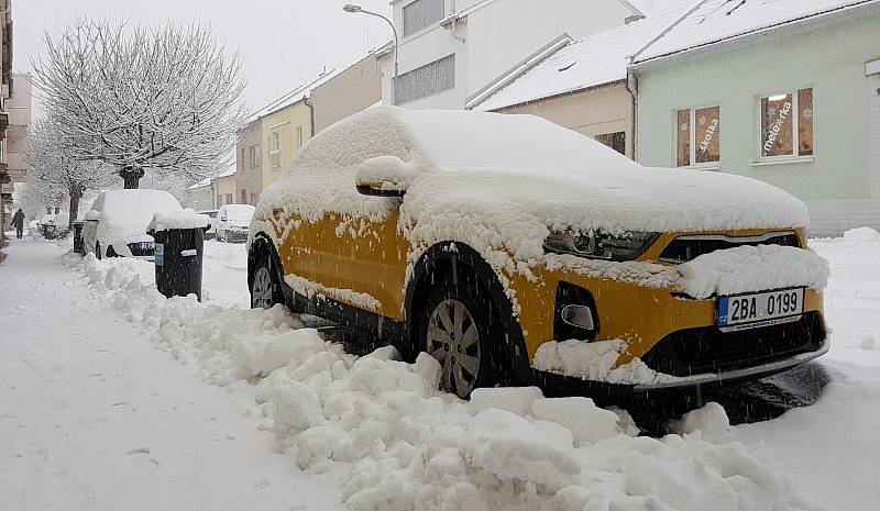 Brno se od rána potýká s čerstvým sněhem. Komplikuje především dopravu.