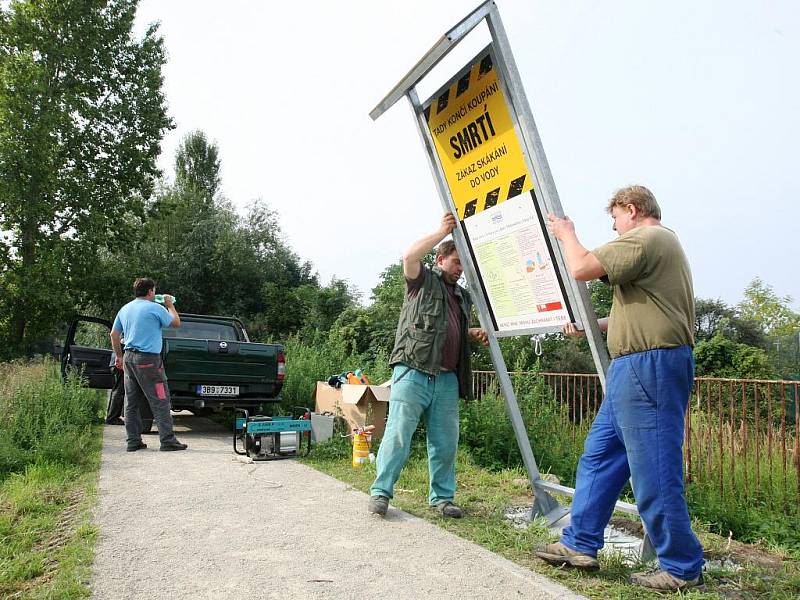 Na nebezpečí utopení upozorňuje šest nových cedulí na jezu v brněnských Maloměřicích.