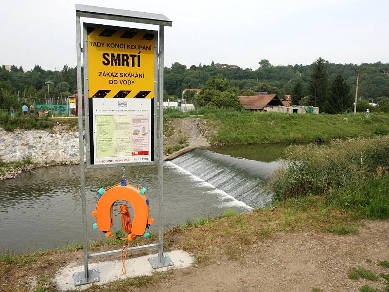 Na nebezpečí utopení upozorňuje šest nových cedulí na jezu v brněnských Maloměřicích.