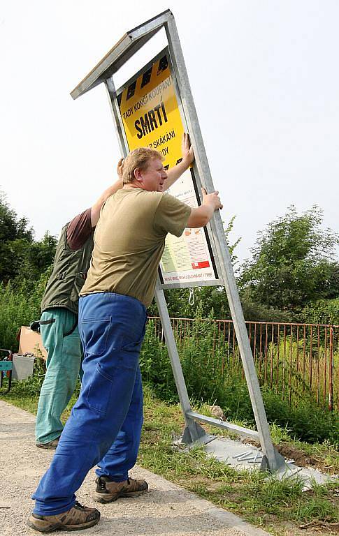 Na nebezpečí utopení upozorňuje šest nových cedulí na jezu v brněnských Maloměřicích.