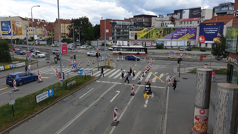 Uzavřený přechod mezi galerií Vaňkovka a obchodním domem Tesco v Brně v neděli 12. července odpoledne.