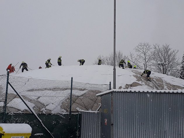 Brněnští hasiči museli sundávat sníh ze střechy nafukovací haly v Brně.