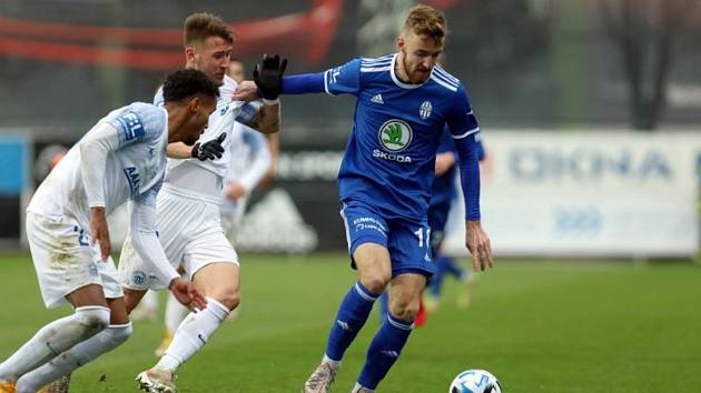 Fotbalista Martin Rolinek (v modrém) si v neděli připsal premiérový start v nejvyšší české soutěži, když za Mladou Boleslav nastoupil proti Liberci.