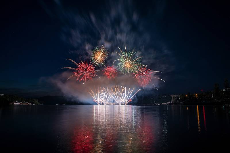 Letošní poslední čtvrtý ohňostroj v Brně byl v režii švédského týmu Göteborgs Fyrverkeri. Uměleckým pyromuzikálem připomněli Švédové hudební velikány jako David Bowie, Whitney Houston, Michael Jackson nebo Roxette a DJ Avicii.