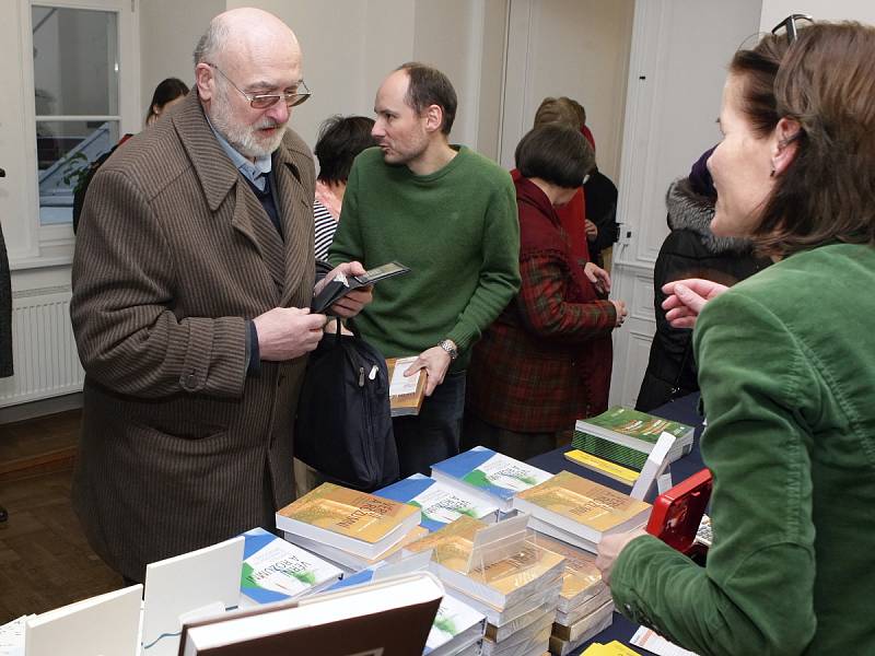 Poslední díl trilogie o životech ekologicky šetrných rodin pokřtila v pondělí Hana Librová se svými žáky na Fakultě sociálních studií Masarykovy univerzity v Brně.