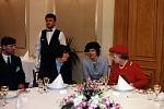 Návštěva královny Alžběty II. v Brně v roce 1996. Královna při banketu v Besedním domě