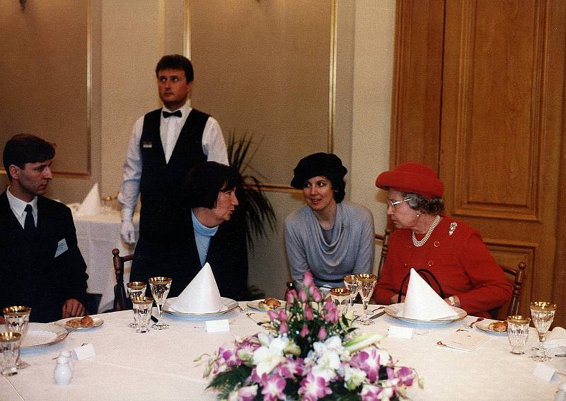 Návštěva královny Alžběty II. v Brně v roce 1996. Královna při banketu v Besedním domě