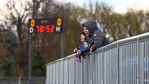 Líšeňští fotbalisté (v bílém) remizovali na domácím hřišti s Chrudimí 0:0.