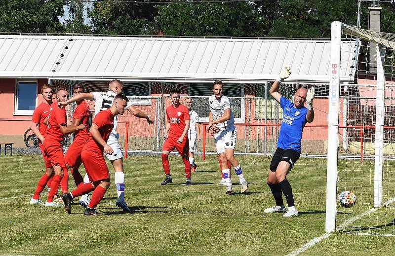 Fotbalisté Pohořelic (na snímku v červených) jsou jedním z favoritů B skupiny I. A třídy.