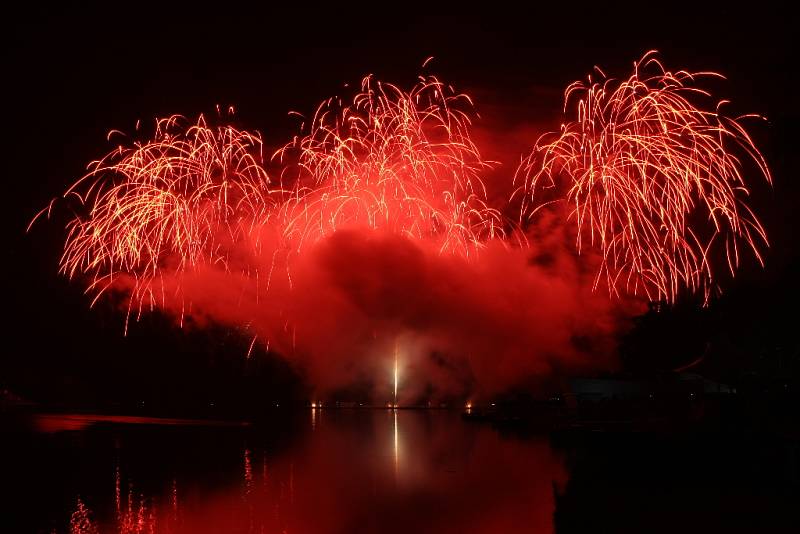 Vidět poslední soutěžní ohňostroj nad Brněnskou přehradou chtěly tisíce návštěvníků. Své pojetí bojového umění kung-fu jim předvedla čínská společnost Panda Fireworks, která zajišťovala například i ohňostroj na olympijských hrách v Pekingu v roce 2008.