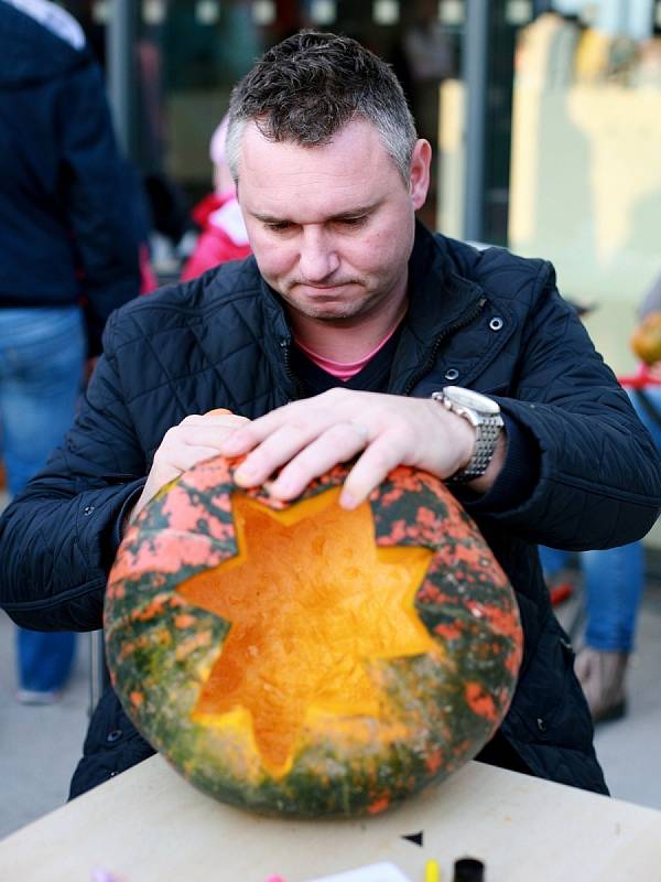 Co mají americký svátek Halloween a astronomie společného? Tradiční vydlabávání dýní u brněnského planetária.