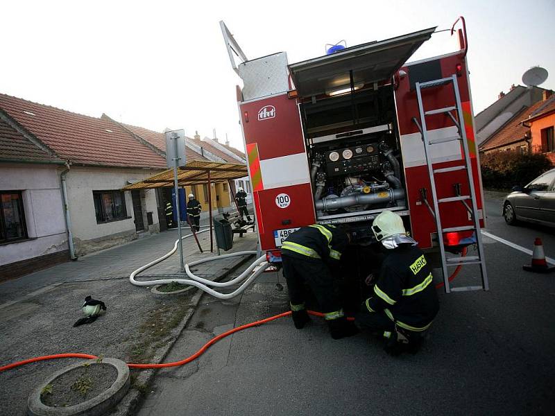 Ve Špirkově ulici v Tuřanech hořel přístřešek rodinného domu.