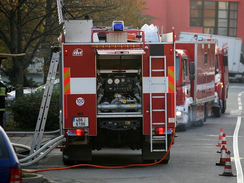 Ve Špirkově ulici v Tuřanech hořel přístřešek rodinného domu.