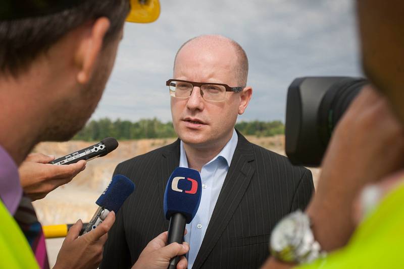 Cementárnu a lom v Mokré na Brněnsku navštívil v úterý při své jednodenní návštěvě rodného kraje předseda vlády Bohuslav Sobotka. Jednal s odboráři a zúčastnil se řízeného odstřelu kamene v lomu.