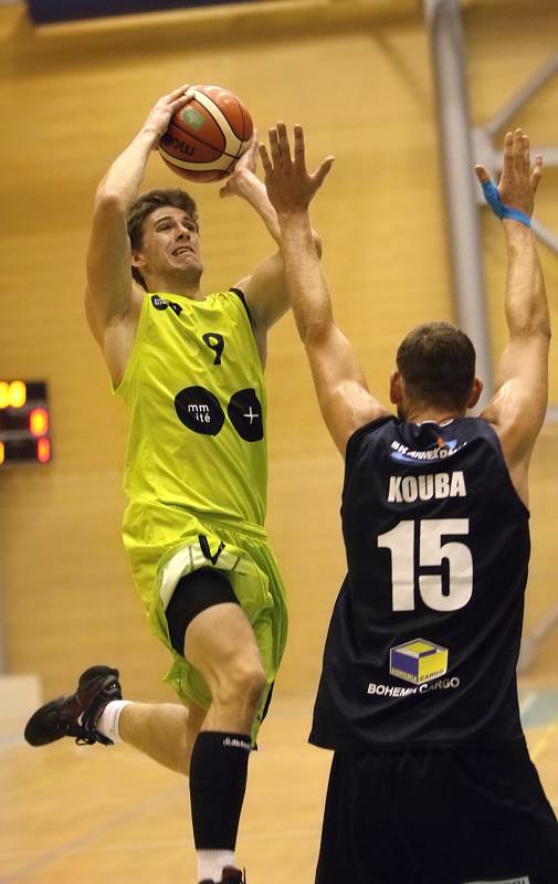 Basketbalisté mmcité (ve žlutém) čekají na první výhru v novém ročníku domácí nejvyšší soutěže. Ve druhém kole doma podlehli Děčínu 79:90.