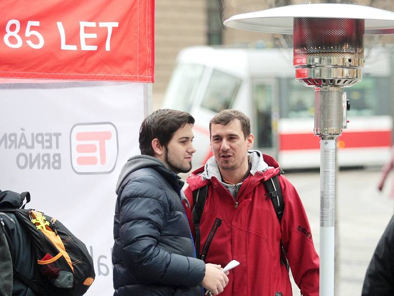 Zahřát se na zastávkách v centru města u plynových ohřívačů, dát si hrnek horkého čaje a vyhrát drobný dárek. To mohou lidé od pátku čtvrtého až do čtvrtka sedmnáctého prosince na informačních stáncích Brněnských tepláren.